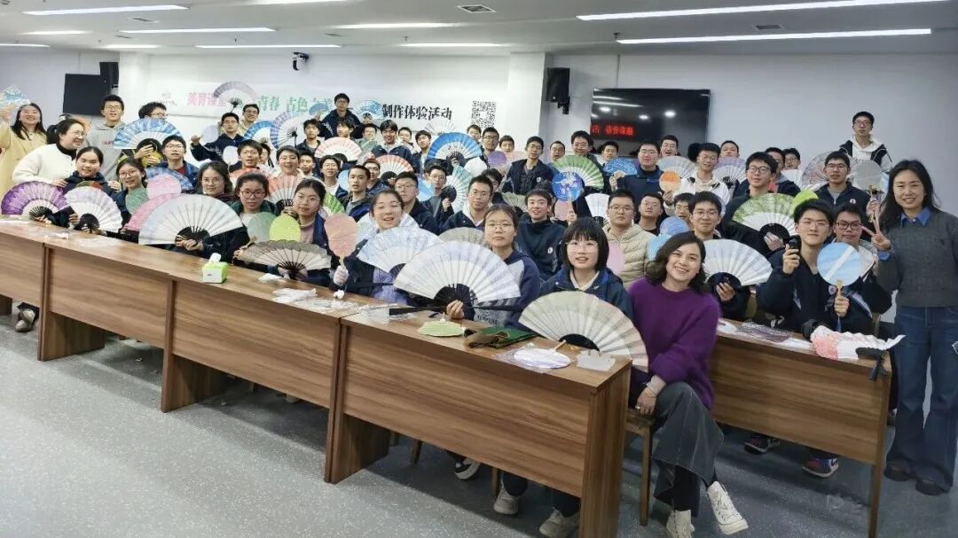 美育课堂现场 | 漆彩青春 古色之美——漆扇制作体验活动